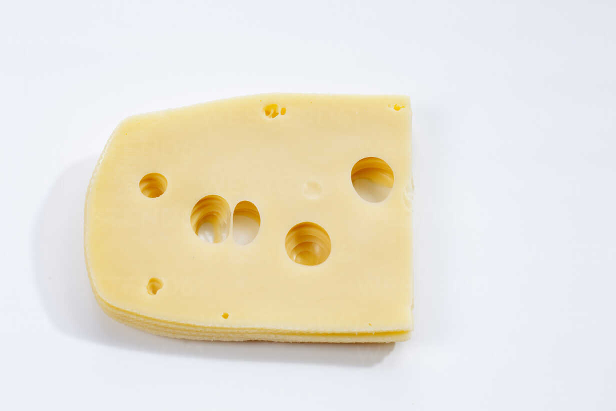 Leerdammer Stockfoto auf Nahaufnahme, weißem Käsescheiben Hintergrund, lizenzfreies