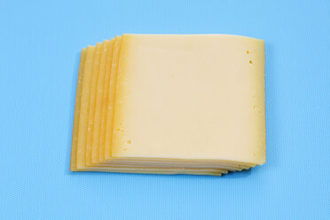 Gouda-Käse-Scheiben auf blauem Hintergrund - CSF018624