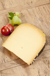 Gouda-Käse mit Tomate und Trauben, Nahaufnahme - CSF018628