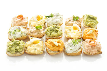 Verschiedene Aufstriche mit Thunfisch, Ei, Tomate, Mozarella, Schinken, Frühlingszwiebeln, Liptauer und Avocado auf Ciabatta-Brot - MAEF006372