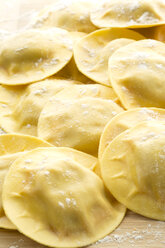 Ravioli filled with ham on chopping board, close up - MAEF006381