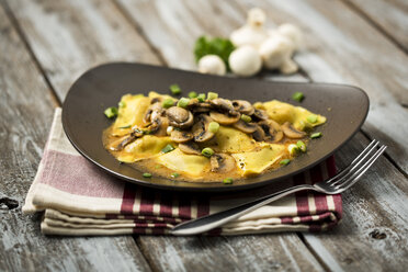 Ravioli mit Champignons auf Teller - MAEF006386