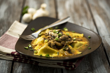 Ravioli mit Champignons auf Teller - MAEF006388