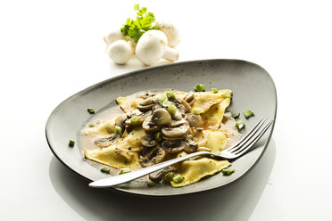 Ravioli mit Champignons auf Teller - MAEF006391