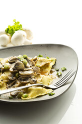 Ravioli mit Champignons auf Teller - MAEF006392