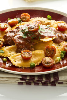 Ravioli mit Tomatensauce auf einem Teller - MAEF006395