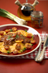 Ravioli mit Tomatensauce auf einem Teller - MAEF006396