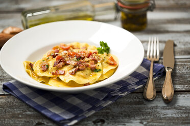 Ravioli with ham and onions on plate, close up - MAEF006410