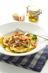 Ravioli mit Schinken und Zwiebeln auf einem Teller, Nahaufnahme - MAEF006413