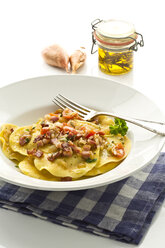 Ravioli with ham and onions on plate, close up - MAEF006413