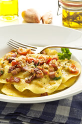 Ravioli with ham and onions on plate, close up - MAEF006415