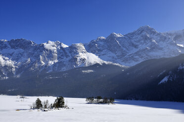 Deutschland, Bayern, Blick auf den zugefrorenen Eibsee mit Wettersteingebirge und Zugspitze - ES000364