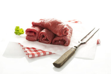 Raw beef roulades on paper, close up - MAEF006427