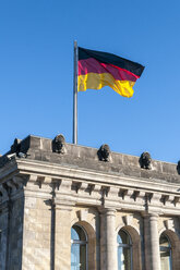 Deutschland, Berlin, Blick auf das Reichstagsgebäude mit deutscher Flagge - CB000007
