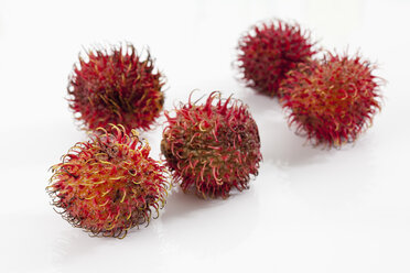 Rambutan-Früchte auf weißem Hintergrund, Nahaufnahme - CSF018701