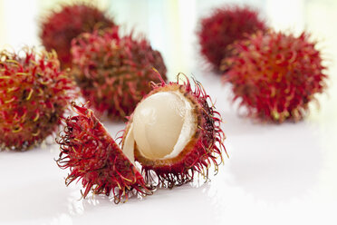 Rambutan-Früchte auf weißem Hintergrund, Nahaufnahme - CSF018702