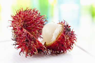 Rambutan-Früchte auf Schneidebrett, Nahaufnahme - CSF018703