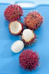 Rambutan-Früchte auf Schneidebrett, Nahaufnahme - CSF018705