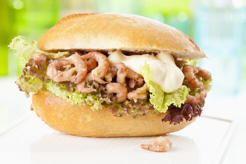 Brötchen mit Nordseekrabben und Mayonnaise, Nahaufnahme - CSF018739