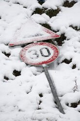 Deutschland, Straßenschild im Schnee - ND000379