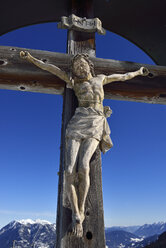 Deutschland, Bayern, Geschnitztes Jesuskruzifix auf dem Kreuzeck - ESF000370