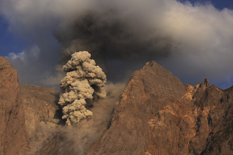 Indonesien, Blick von der Vulkaninsel Batu Tara auf den Ausbruch des Vulkans, lizenzfreies Stockfoto