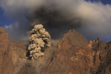 Indonesien, Blick von der Vulkaninsel Batu Tara auf den Ausbruch des Vulkans - MR001343