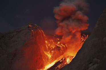 Indonesien, Blick auf die ausbrechende Lava der Vulkaninsel Batu Tara - MR001346