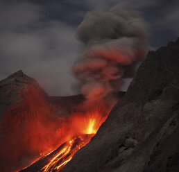 Indonesien, Blick auf die ausbrechende Lava der Vulkaninsel Batu Tara - MR001347
