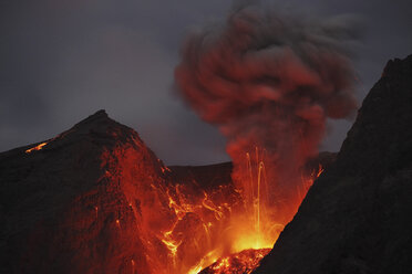 Indonesien, Blick auf die ausbrechende Lava der Vulkaninsel Batu Tara - MR001348