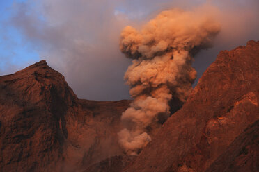 Indonesien, Blick von der Vulkaninsel Batu Tara auf den Ausbruch des Vulkans - MR001325