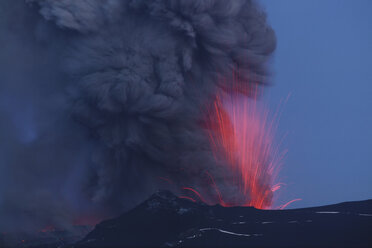 Island, Blick auf den Lavaausbruch des Eyjafjallajokull - RM000490