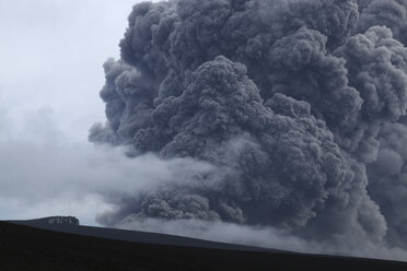 Island, Blick auf den Lavaausbruch des Eyjafjallajokull - MR001327