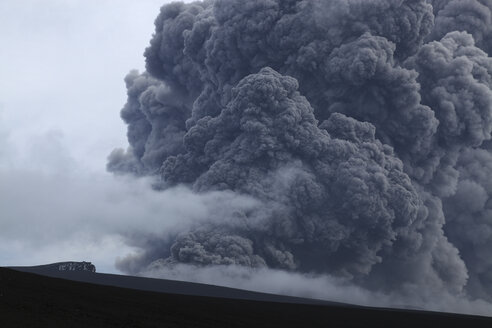 Iceland, View of lava erupting from Eyjafjallajokull - MR001327