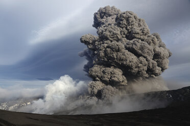 Island, Blick auf den Lavaausbruch des Eyjafjallajokull - MR001329