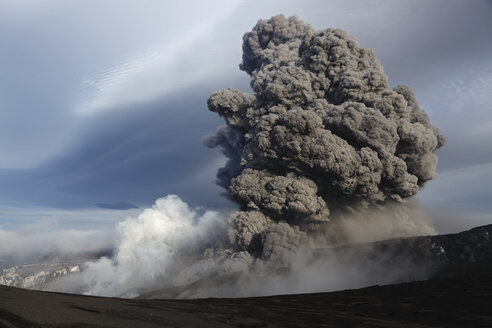 Iceland, View of lava erupting from Eyjafjallajokull - MR001329