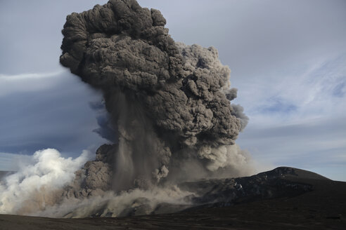 Island, Blick auf den Lavaausbruch des Eyjafjallajokull - MR001330