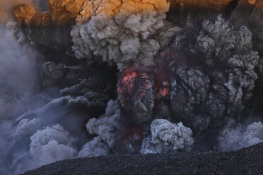Island, Blick auf den Lavaausbruch des Eyjafjallajokull - RM000489
