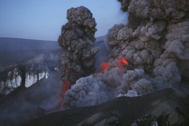 Island, Blick auf den Lavaausbruch des Eyjafjallajokull - RM000488
