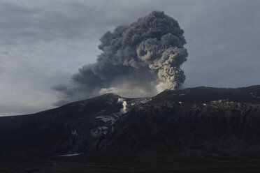 Island, Blick auf den Lavaausbruch des Eyjafjallajokull - MR001337