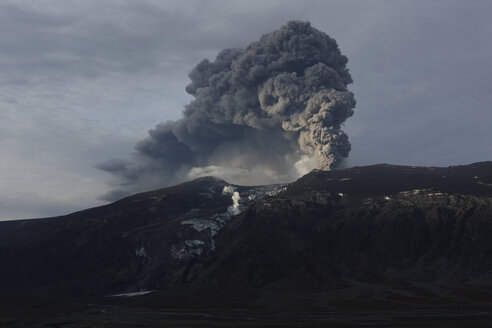 Iceland, View of lava erupting from Eyjafjallajokull - MR001337