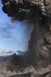Island, Blick auf den Lavaausbruch des Eyjafjallajokull - MR001429