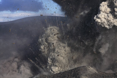 Island, Blick auf den Lavaausbruch des Eyjafjallajokull - MR001428