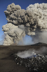 Island, Blick auf den Lavaausbruch des Eyjafjallajokull - MR001407