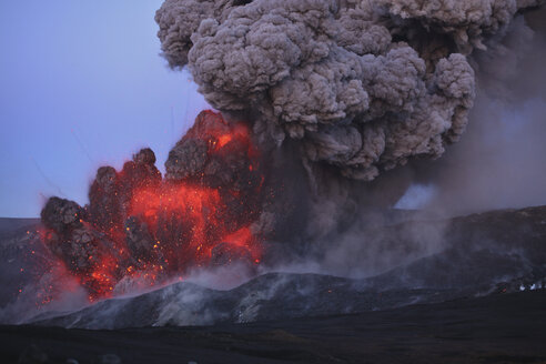 Island, Blick auf den Lavaausbruch des Eyjafjallajokull - MR001409