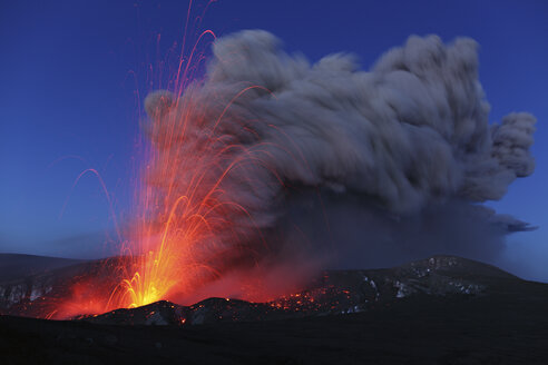 Island, Blick auf den Lavaausbruch des Eyjafjallajokull - MR001410