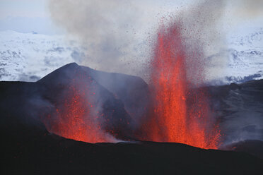 Island, Blick auf den Lavaausbruch des Eyjafjallajokull Fimmforduhals, 2010 - MR001358