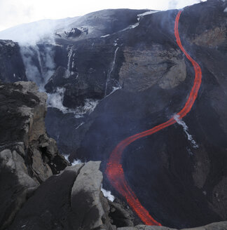 Island, Blick auf den Lavaausbruch des Eyjafjallajokull Fimmforduhals, 2010 - MR001359