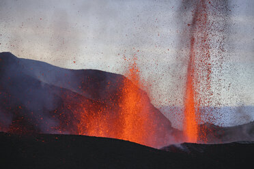 Island, Blick auf den Lavaausbruch des Eyjafjallajokull Fimmforduhals, 2010 - MR001360