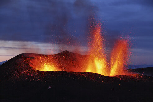 Island, Blick auf den Lavaausbruch des Eyjafjallajokull Fimmforduhals, 2010 - MR001362